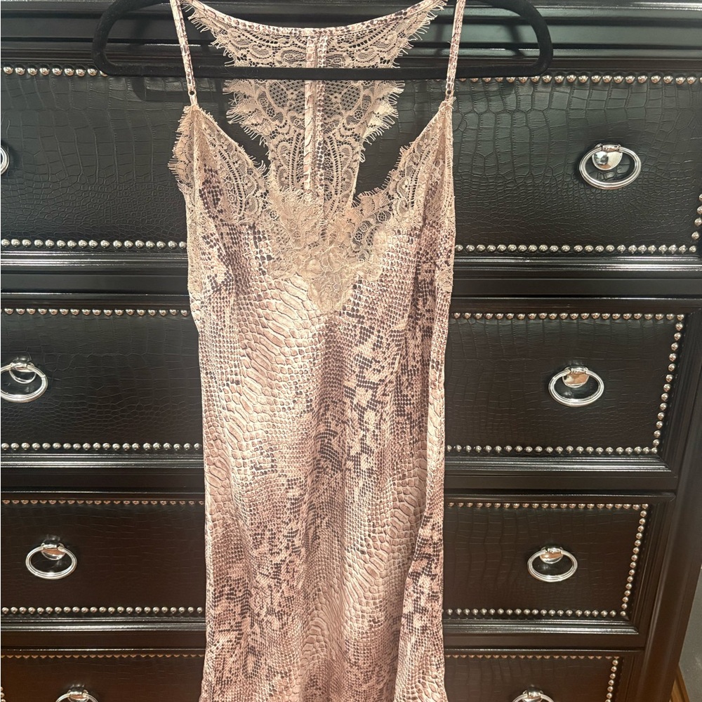 Elegant Lace Midi Dress in Cream - Picture 2 of 5